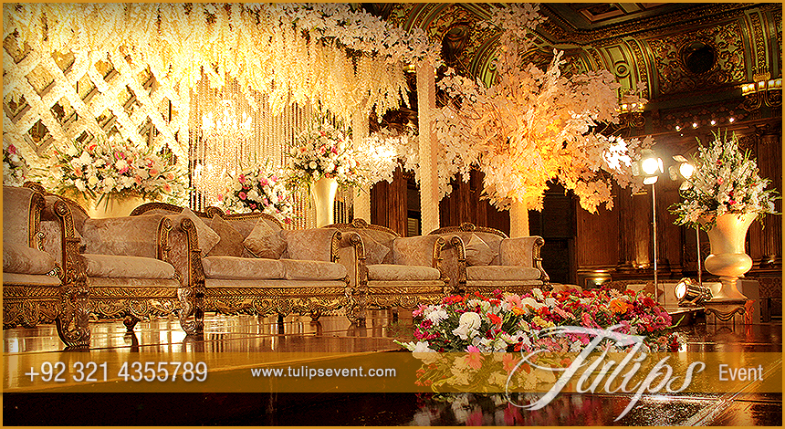 Gold-theme-baraat-stage-setup-2015-in-Pakistan-10