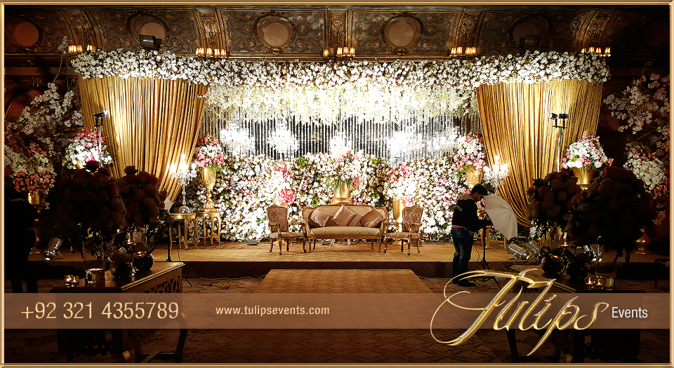 White-Gold-Pakistani-Reception-Stage-Decor-setup-ideas-01