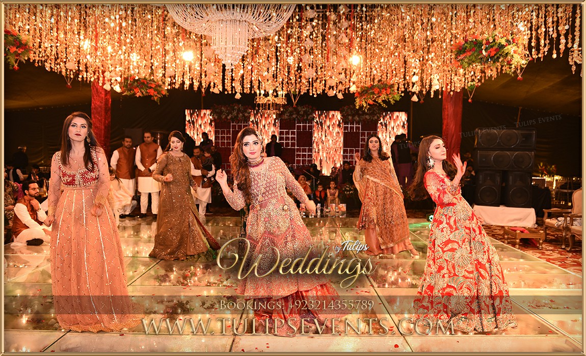 Amazing-Pakistani-wedding-Mehndi-stage-decoration-ideas-13