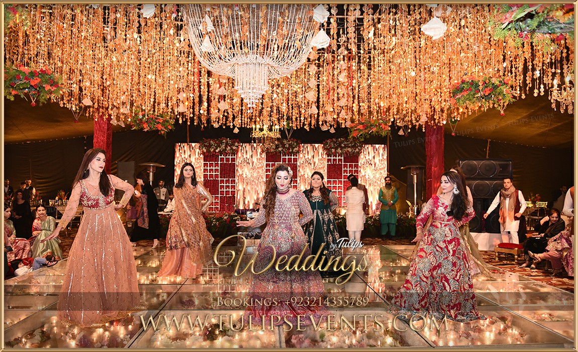 Amazing-Pakistani-wedding-Mehndi-stage-decoration-ideas-27